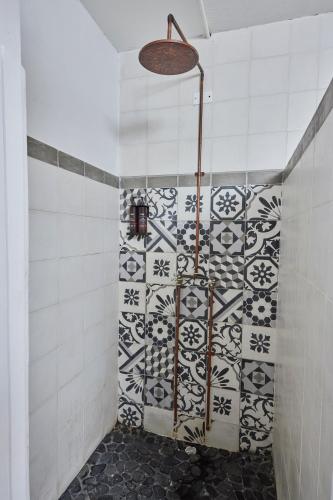 a shower with a black and white tiled wall at Finca La Manchuria in Salgar
