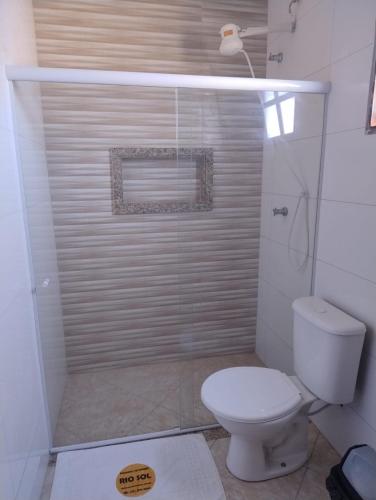 a bathroom with a toilet and a shower at RESTAURANTE POUSADA E ESCUNA RIO SOl in São João da Barra