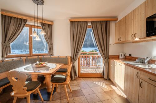 Η κουζίνα ή μικρή κουζίνα στο Residence Cesa Ladina