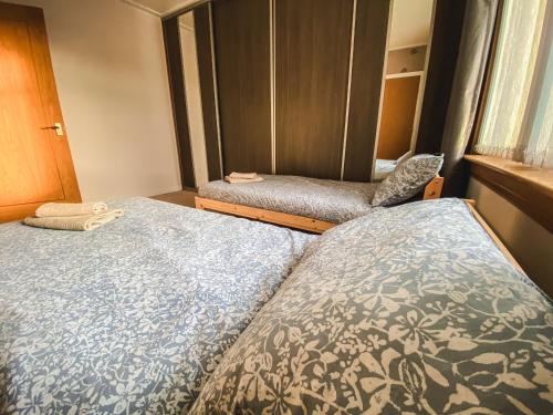 a small room with two beds and a window at 20min to Edinburgh City Centre Scotland Gateway in Cowdenbeath