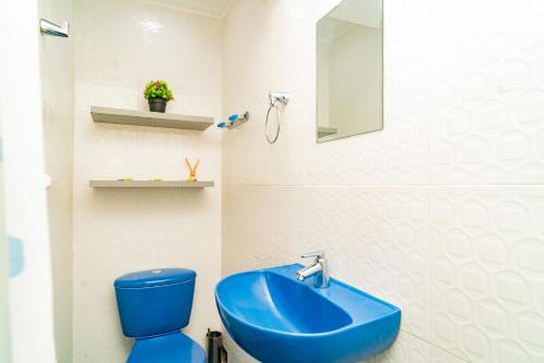 a bathroom with a blue sink and a toilet at Mini departamento a una cuadra de la playa y de la bahia de Bocagrande in Cartagena de Indias