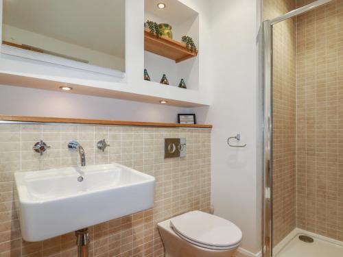 un bagno con lavandino e WC di 2 Miller's Island a Looe