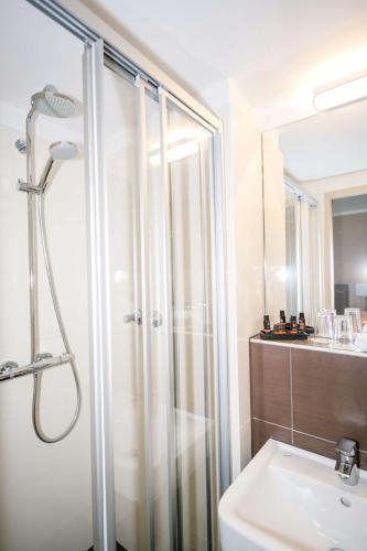 a bathroom with a shower and a sink at Best Western Hotel Breitbach in Ratingen