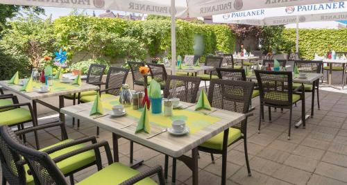 a group of tables and chairs at a restaurant at Best Western Hotel am Europaplatz in Königsbrunn