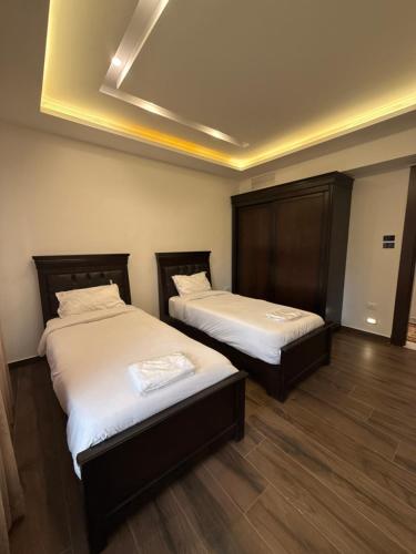 Postel nebo postele na pokoji v ubytování 3bedroom apart Deir Ghbar JRE