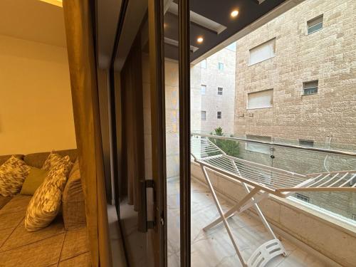 Bazén v ubytování 3bedroom apart Deir Ghbar JRE nebo v jeho okolí