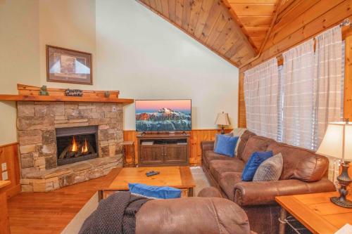 a living room with a couch and a fireplace at Moonlight Lodge Family Cabin in Pigeon Forge