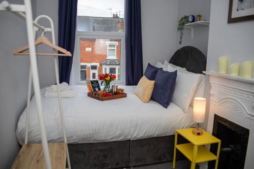 Ένα ή περισσότερα κρεβάτια σε δωμάτιο στο 5-Bed Family & Group Stay Near Cricket Ground