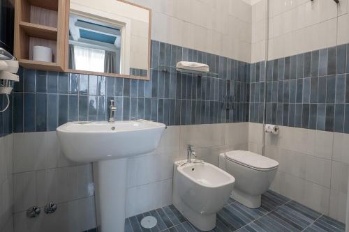 Koupelna v ubytování GreRos H. Rooms Napoli Centro by Clapa Group Dislocated Hospitality