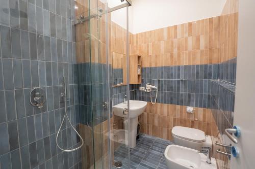 Koupelna v ubytování GreRos H. Rooms Napoli Centro by Clapa Group Dislocated Hospitality