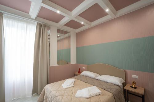 Postel nebo postele na pokoji v ubytování GreRos H. Rooms Napoli Centro by Clapa Group Dislocated Hospitality