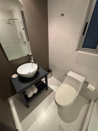 Ένα μπάνιο στο Increíble alojamiento en Santa Fe, CDMX con alberca, gym y estacionamiento