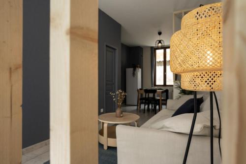 un salon avec un canapé blanc et une table dans l'établissement T3 house in the heart of Carcassonne, à Carcassonne