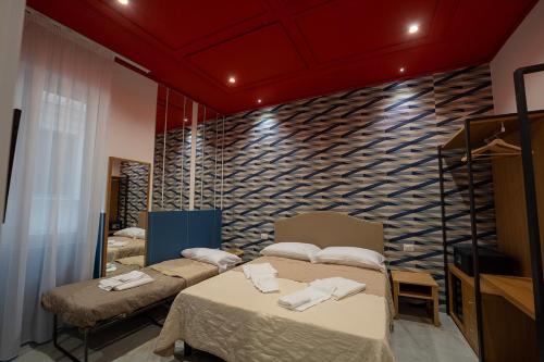 Postel nebo postele na pokoji v ubytování GreRos H. Rooms Napoli Centro by Clapa Group Dislocated Hospitality
