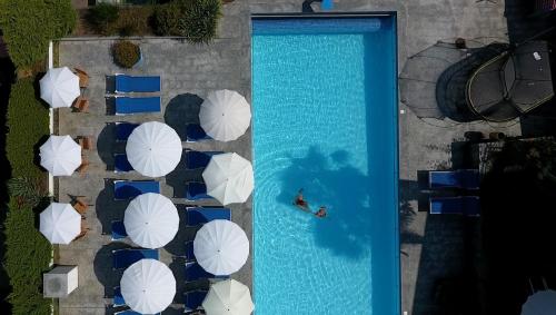 an overhead view of a swimming pool with umbrellas at Hotel La Campagnola - Green Energy Resort in San Nazzaro