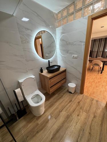 a bathroom with a toilet and a sink and a mirror at B & B La Casa de Pintor in Benalmádena