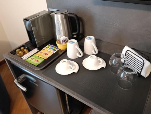 encimera negra con cafetera y electrodomésticos en B&B Lecce Marant, en Lecce