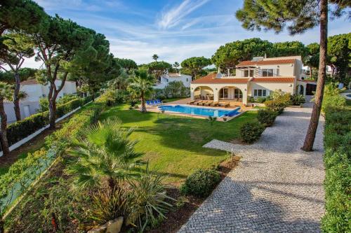 an aerial view of a house with a swimming pool at Villa Cristina in Quarteira