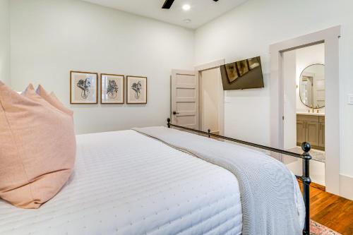 Ein Bett oder Betten in einem Zimmer der Unterkunft half Mi to Downtown Shops Brenham Home with Fire Pit