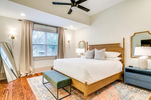 ein Schlafzimmer mit einem Bett und einem Fenster in der Unterkunft half Mi to Downtown Shops Brenham Home with Fire Pit in Brenham