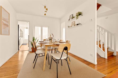 une salle à manger avec une table et des chaises dans l'établissement Champagne Escapade - Grand Duplex Hyper Centre, à Châlons-en-Champagne