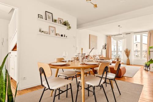 une salle à manger avec une table et des chaises en bois dans l'établissement Champagne Escapade - Grand Duplex Hyper Centre, à Châlons-en-Champagne