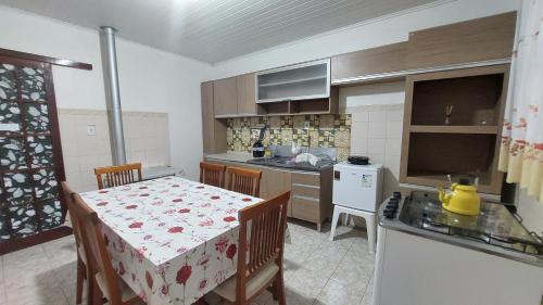 Η κουζίνα ή μικρή κουζίνα στο Casa Amarela