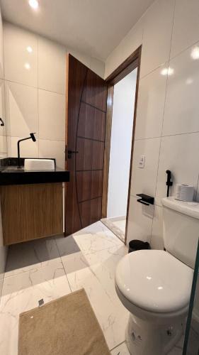 Bilik mandi di Apartamentos com vista para o Mar - Mirante do Marinas