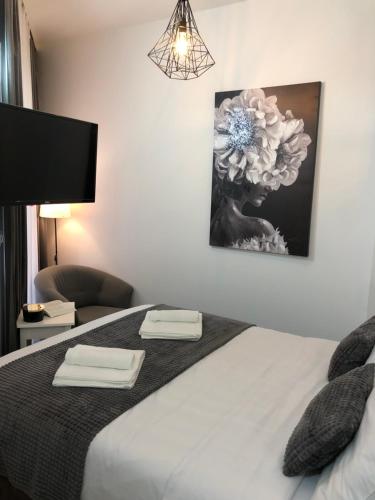 una camera da letto con un letto con un dipinto a fiori sul muro di Studio apartman DORIS a Slavonski Brod