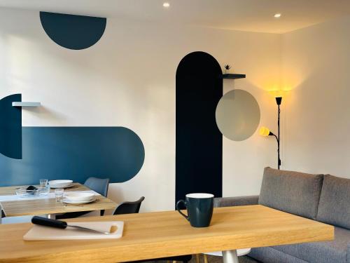 - une salle à manger avec deux tables et un canapé dans l'établissement Le Mystique #Rénové Centre Ville, à Cognac