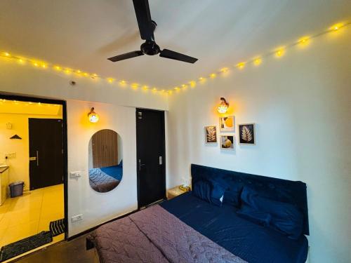 Postel nebo postele na pokoji v ubytování Jharokha- Luxury Apartment