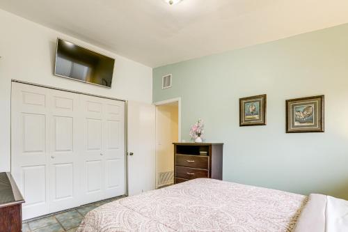 Riverfront House in Port St Lucie with Pool and Dock!にあるベッド