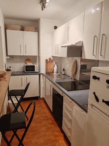 Photo de la galerie de l'établissement Studio de charme avec piscine et belle vue mer, à Bandol