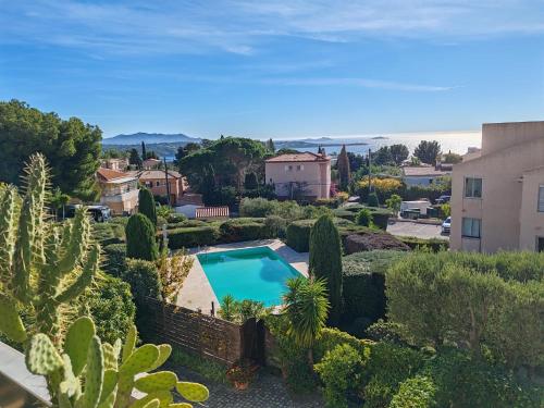 Photo de la galerie de l'établissement Studio de charme avec piscine et belle vue mer, à Bandol