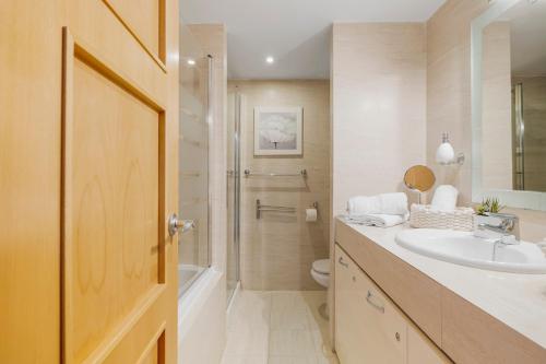 Un baño con lavabo, inodoro y ducha. en Casa Feliz Penthouse by Mabiente Properties, en La Cala de Mijas