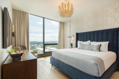 Postel nebo postele na pokoji v ubytování Panoramic Pack Square