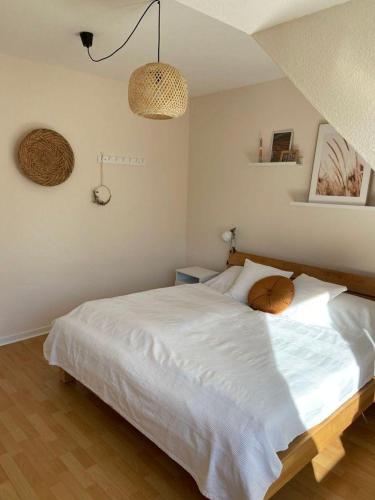 Postel nebo postele na pokoji v ubytování Ferienwohnung Idylle auf Fehmarn II