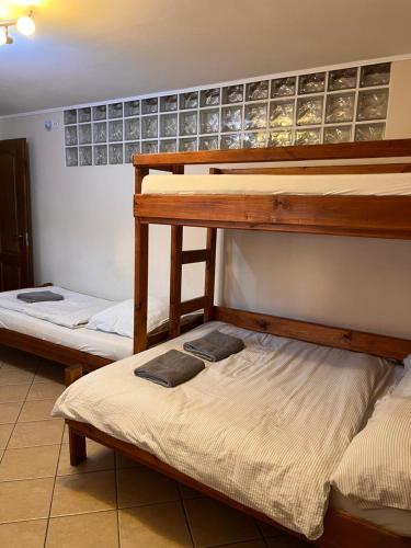 a room with two bunk beds in a room at Belvárosi Rezidencia Pápa in Pápa