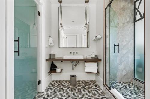 Koupelna v ubytování The Views Over Pack Square