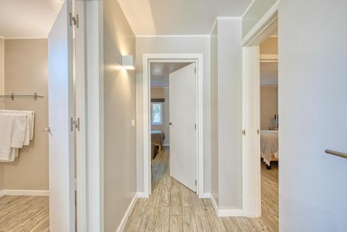 a hallway with a door leading to a bedroom at Quinta da Bicuda in Cascais