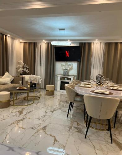 un salon avec une table et un canapé dans l'établissement La Villa Dorée & SPA Netflix Parking Wifi, à Kurtzenhouse