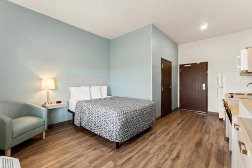 Ένα ή περισσότερα κρεβάτια σε δωμάτιο στο WoodSpring Suites Easton Nazareth