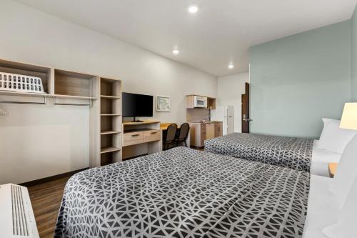 Ένα ή περισσότερα κρεβάτια σε δωμάτιο στο WoodSpring Suites Easton Nazareth