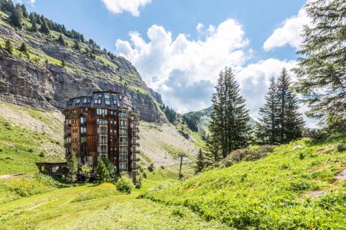 un bâtiment sur une colline à côté d'une montagne dans l'établissement Résidence Les Ruches - maeva Home - Studio 4 personnes - Sélection MAE-9651, à Avoriaz