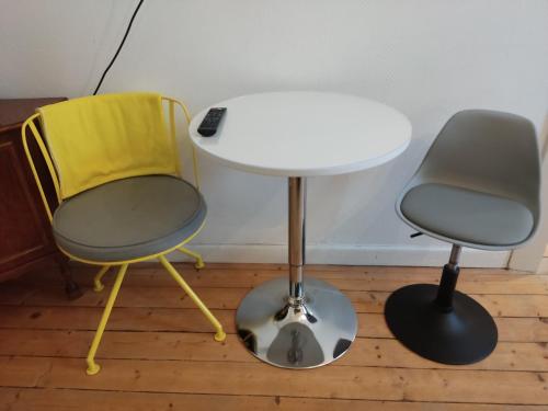 two chairs and a white table and a table and chairs at BellaCaro in Löhne