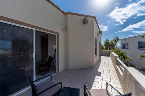 Balkoni atau teres di Ocean View, Pool, Private Beach
