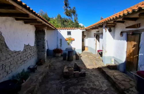 an alley between two white buildings at Namaste in Sutatausa