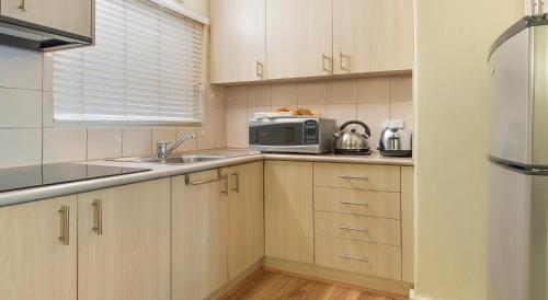 Cucina o angolo cottura di The Peninsula Riverside Serviced Apartments