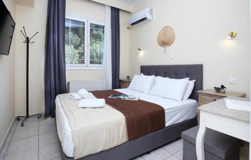 Ένα ή περισσότερα κρεβάτια σε δωμάτιο στο Avra Apartments
