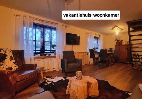 a living room with a couch and a table at 1x Luxe trekkershut of 1x vrijstaand vakantiehuisje Peperkamp in Zelhem